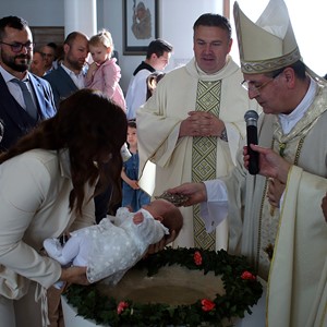 Biskup Šaško krstio peto dijete obitelji Vinski